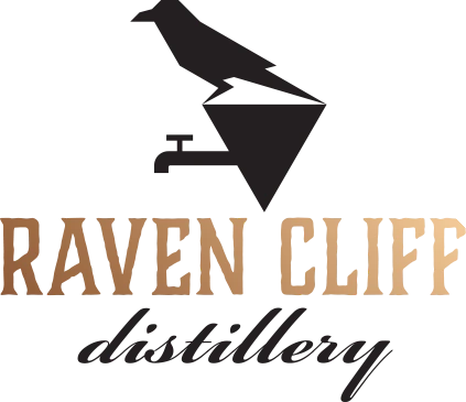 לוגו Raven Cliff Distillery, לוגו המזקקה במצוק עורבים
